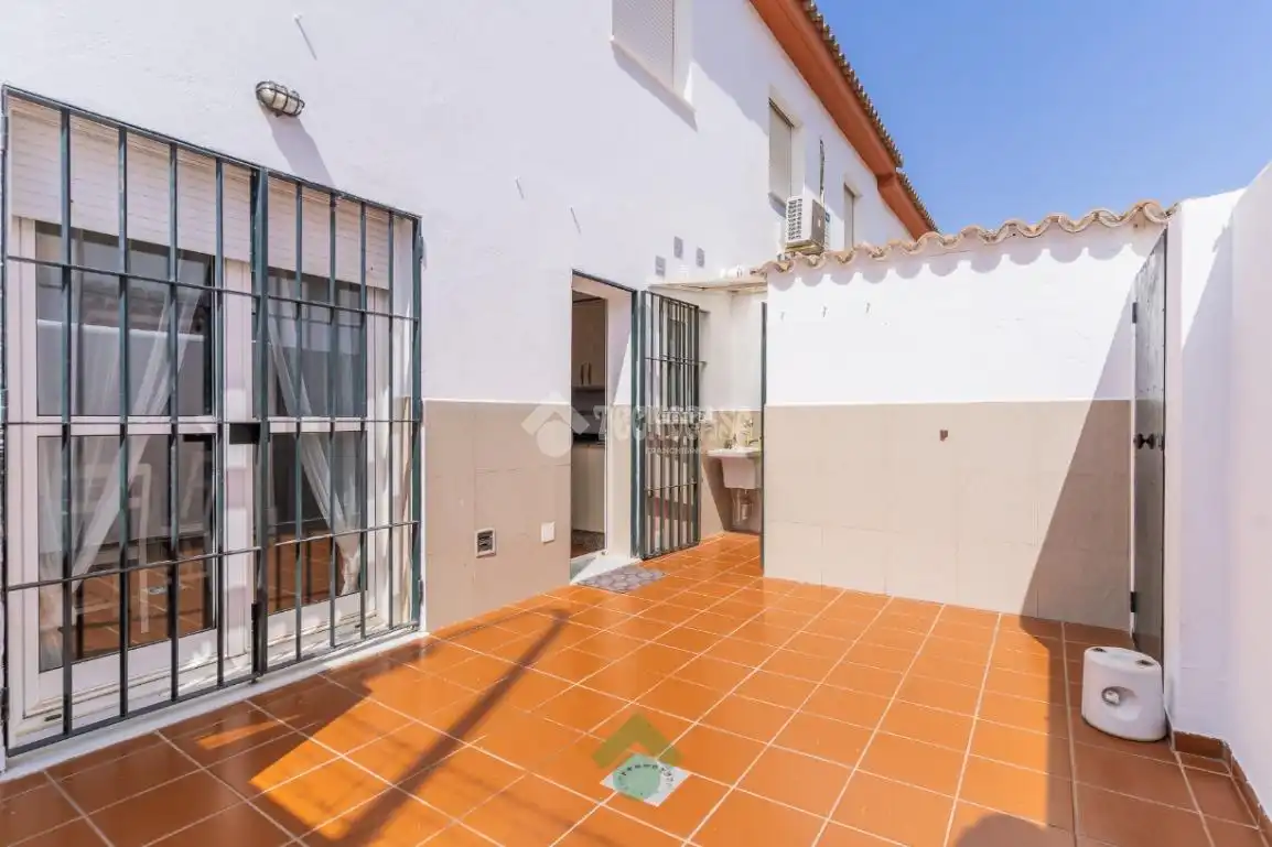 Vista exterior de Casa adosada en venda en Puerto Real amb Balcó