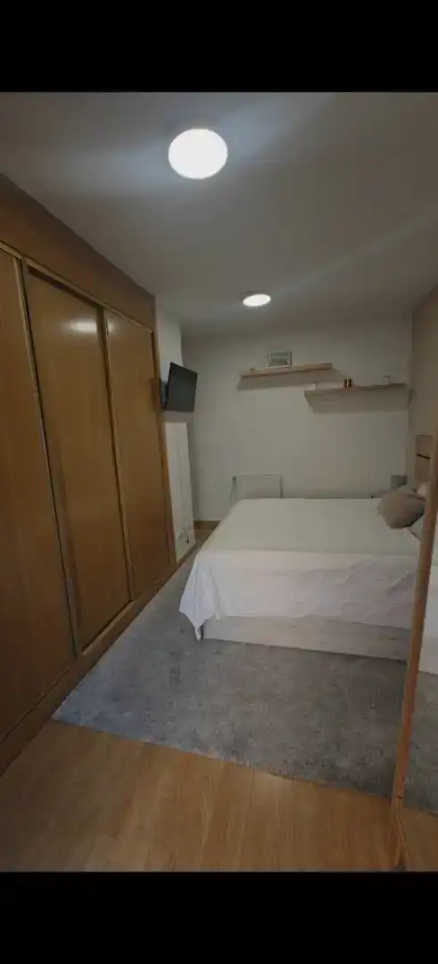 Dormitori de Pis de lloguer en Madrid amb Jardí privat, Parquet i Moblat