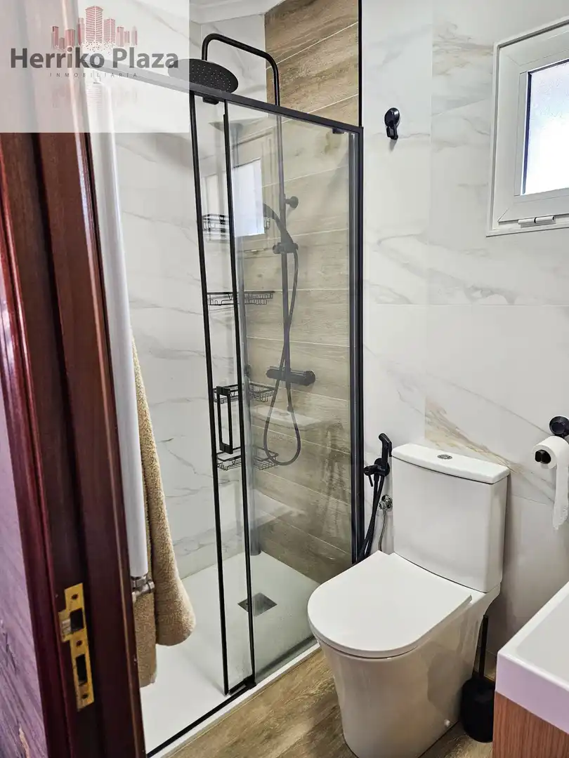Baño de Piso en venta en Barakaldo  con Calefacción