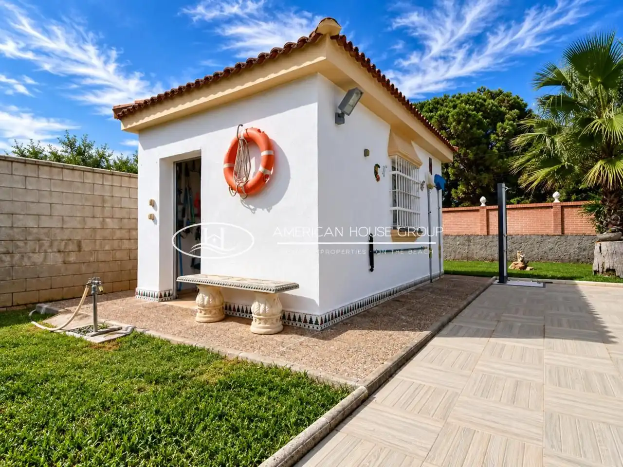 Vista exterior de Casa o xalet en venda en Chiclana de la Frontera amb Aire condicionat, Jardí privat i Traster