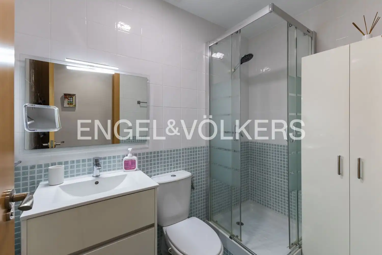 Bathroom of Flat for sale in Valencia  with Air Conditioner and Heating