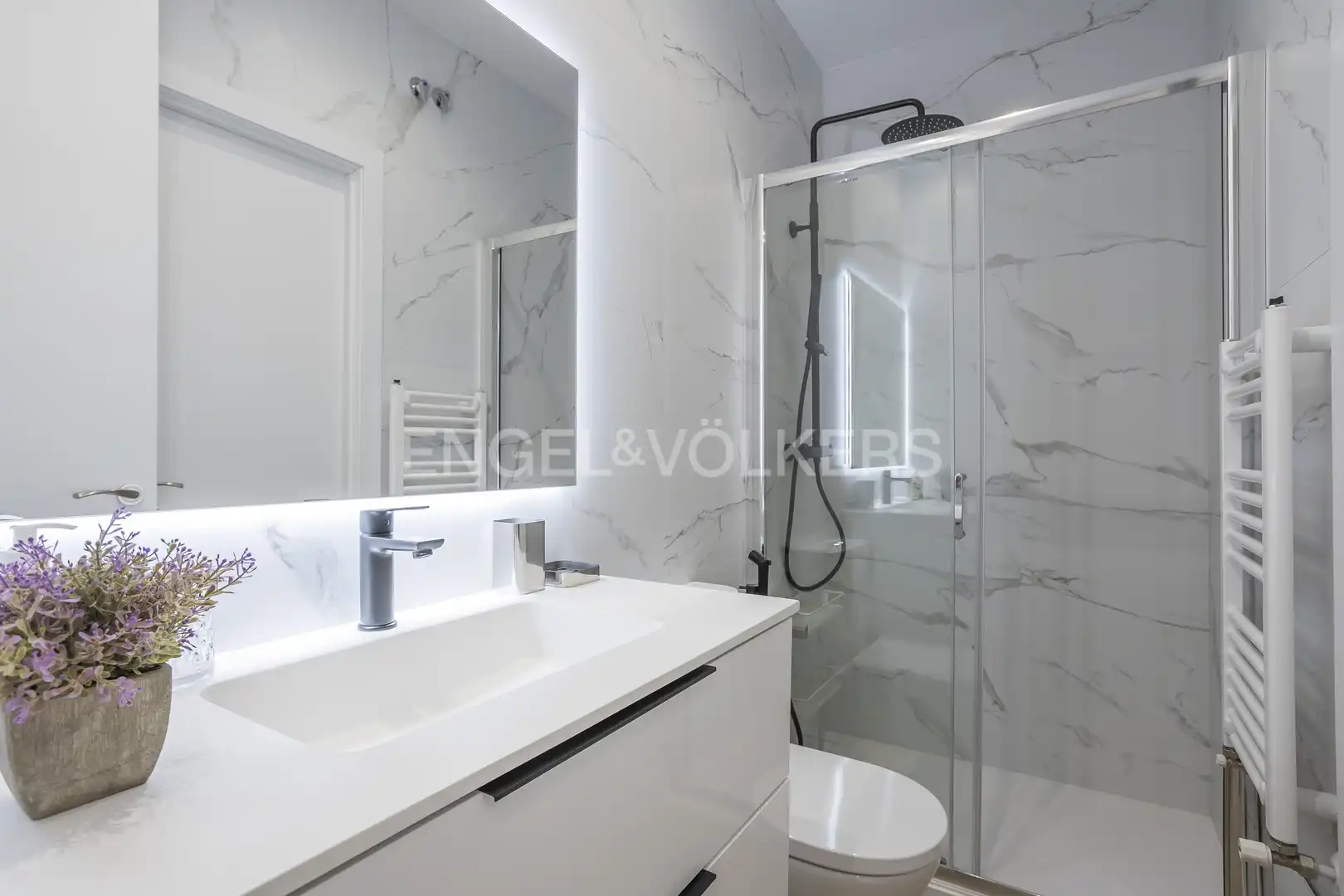 Bathroom of Flat for sale in Madrid  with Air Conditioner, Heating and Storage room
