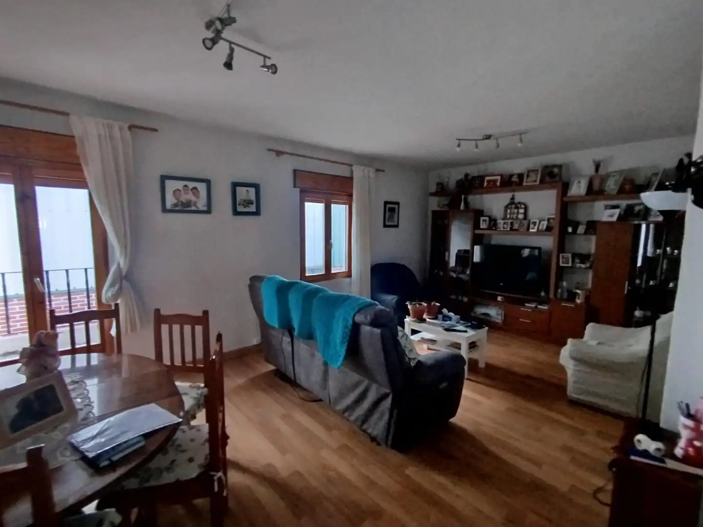 Sala d'estar de Casa o xalet en venda en Onzonilla amb Calefacció, Jardí privat i Parquet