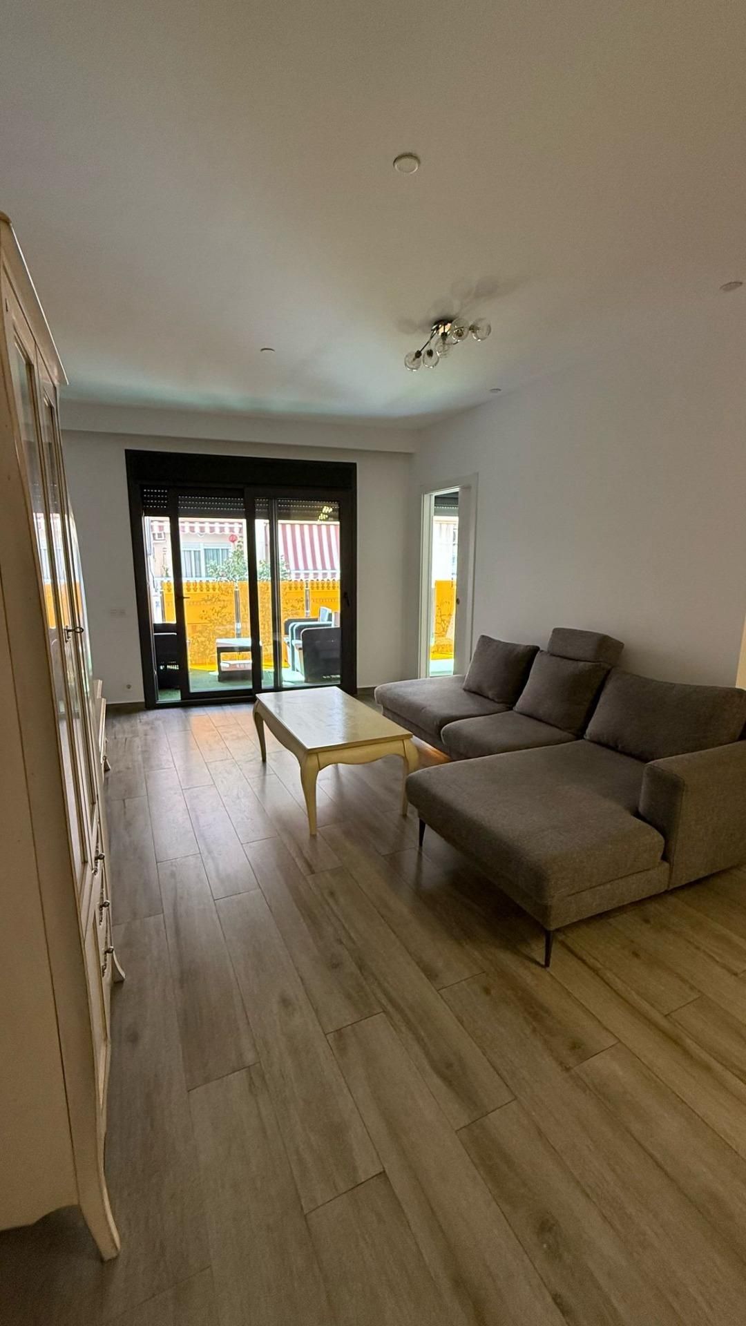 Sala d'estar de Apartament de lloguer en Torrevieja amb Aire condicionat, Terrassa i Balcó