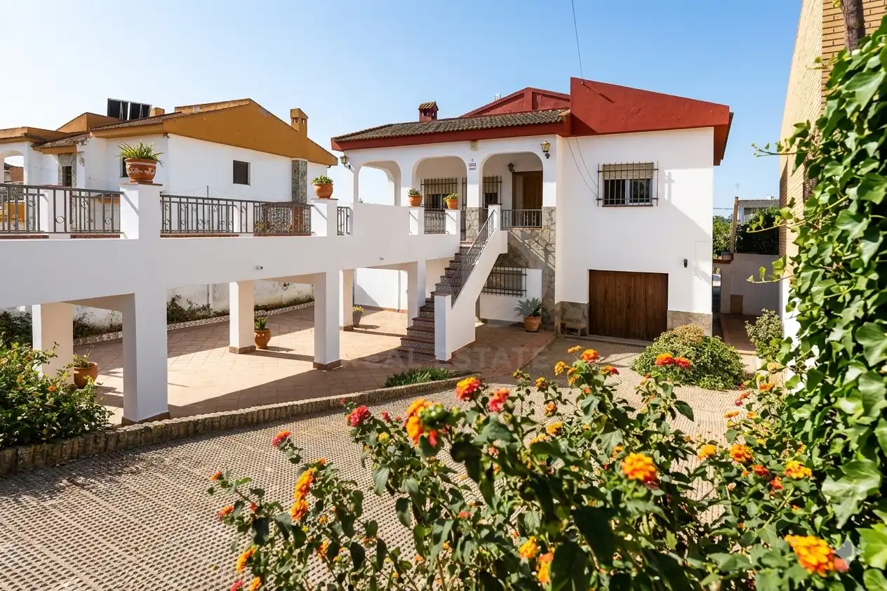 Vista exterior de Casa o xalet en venda en Rociana del Condado amb Calefacció i Terrassa