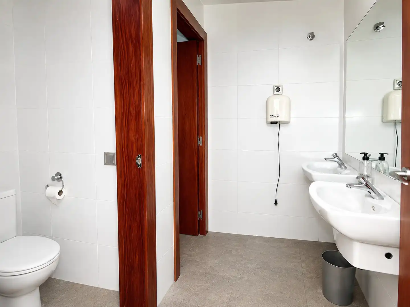 Baño de Local en traspaso en Barcelona con Aire acondicionado