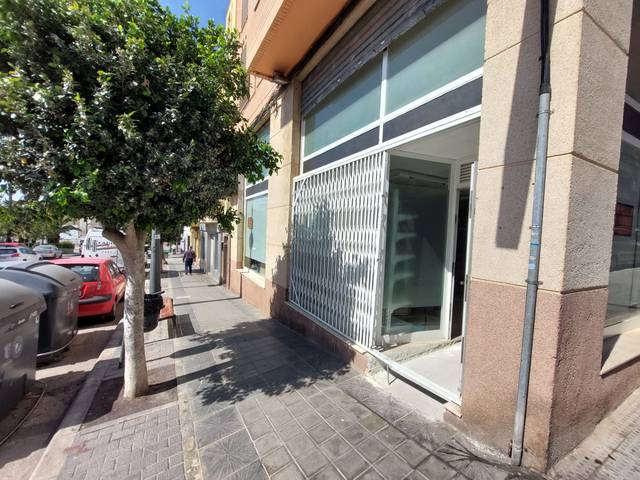 Local comercial en Alquiler en Avinguda del Primer de Maig en El Alborgí