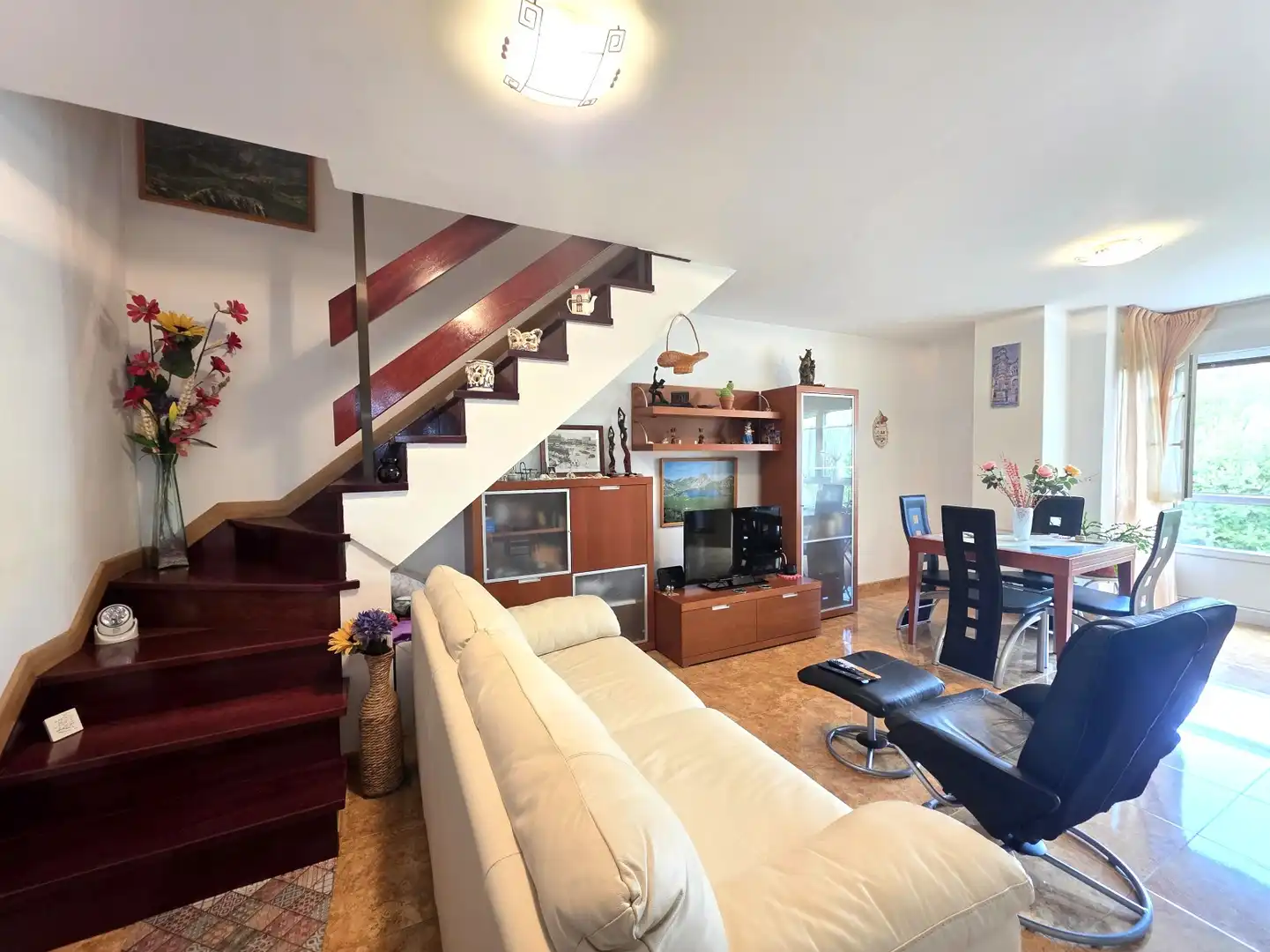 Wohnzimmer von Wohnung zur Miete in Nava mit Heizung