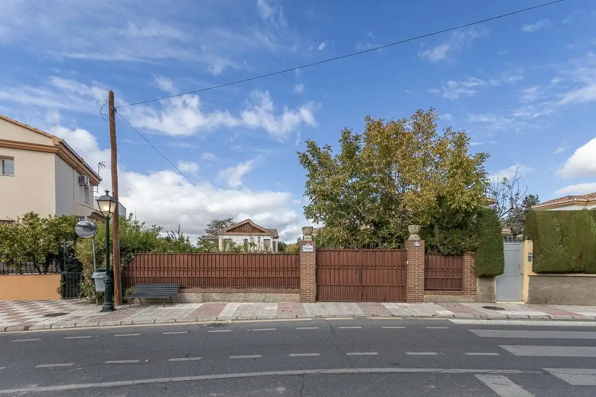 Houses for sale in Avenida HUETOR VEGA, Cájar