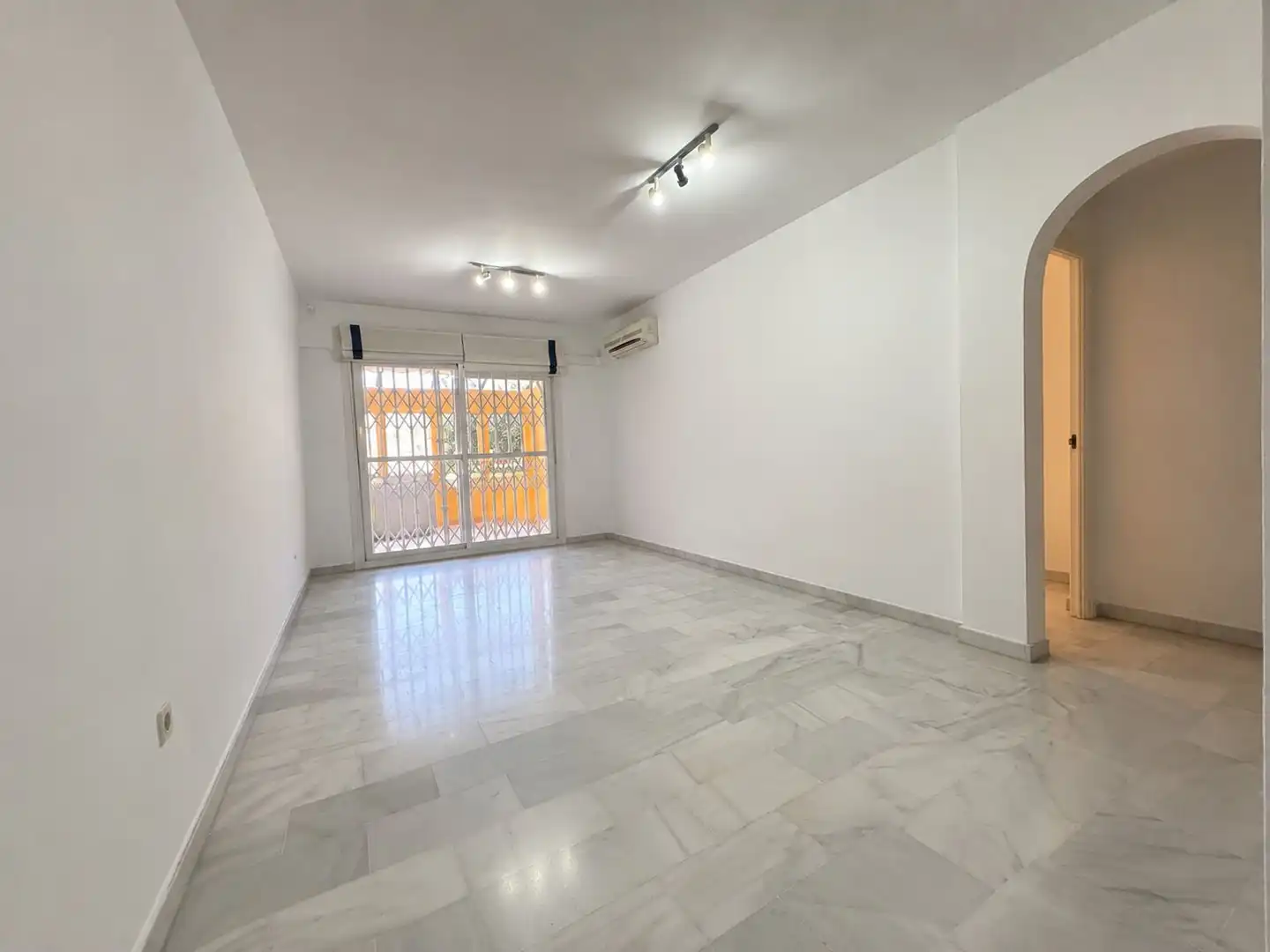 Living room of Flat for sale in El Puerto de Santa María  with Air Conditioner, Terrace and Community pool