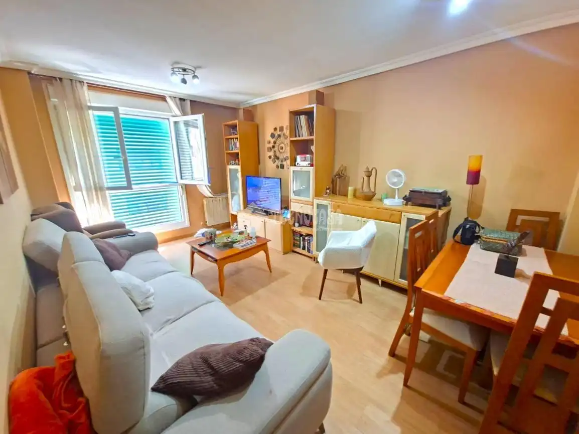 Living room of Flat for sale in Parla  with Air Conditioner, Heating and Parquet flooring