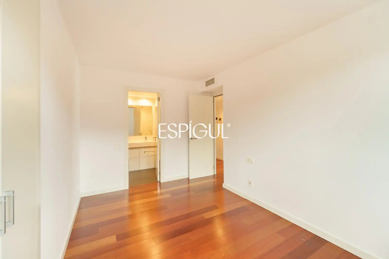Bedroom of Flat for sale in Sant Cugat del Vallès  with Air Conditioner, Heating and Parquet flooring