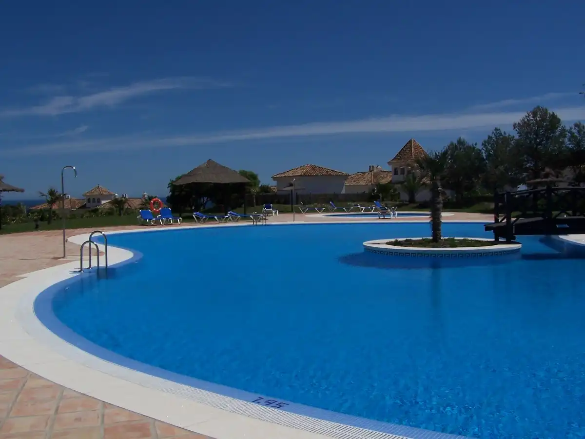 Piscina de Apartament en venda en Manilva amb Aire condicionat, Calefacció i Terrassa