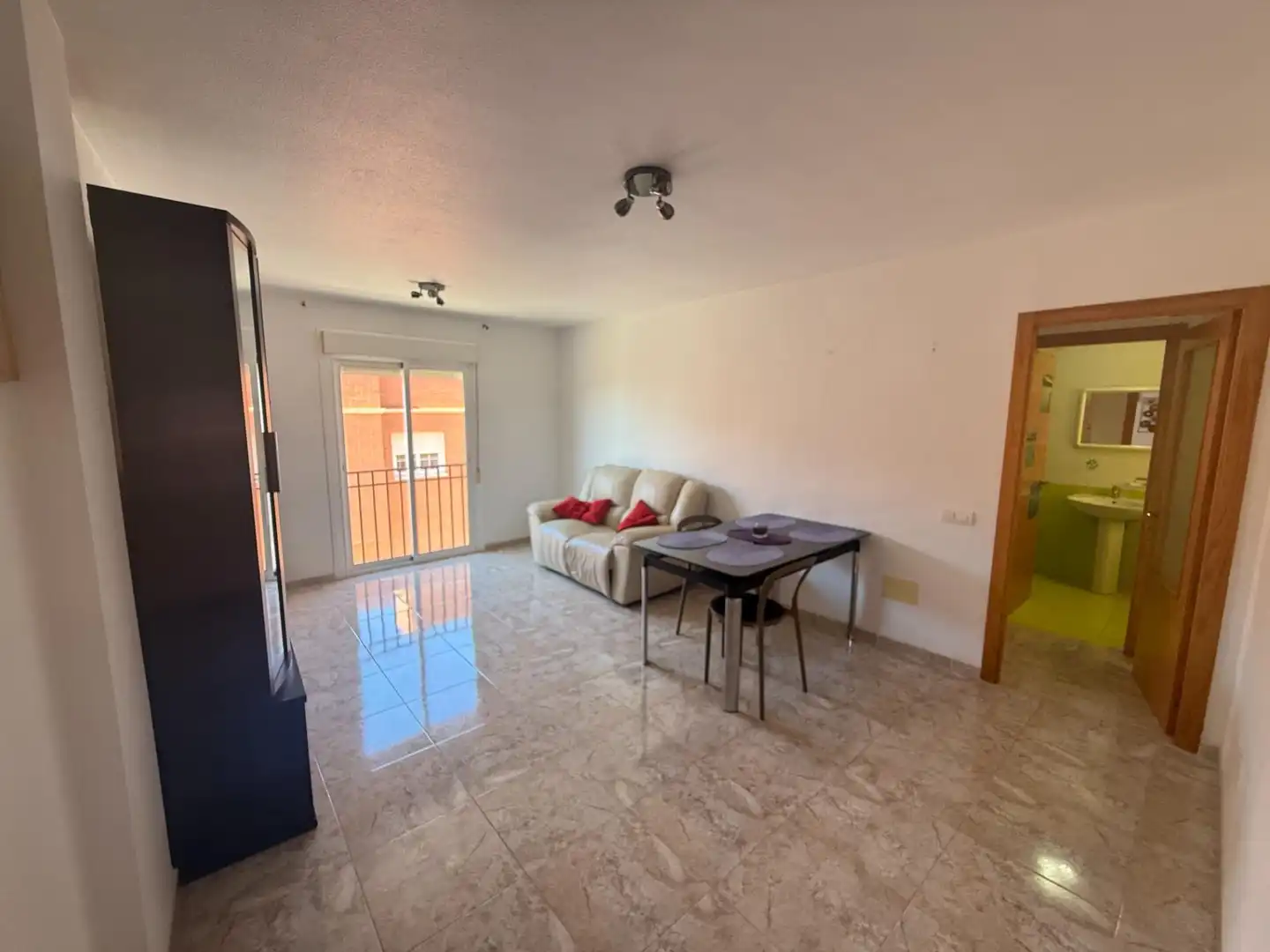 Außenansicht von Wohnung zum Verkauf in Almería mit Klimaanlage, Möbliert und Balkon