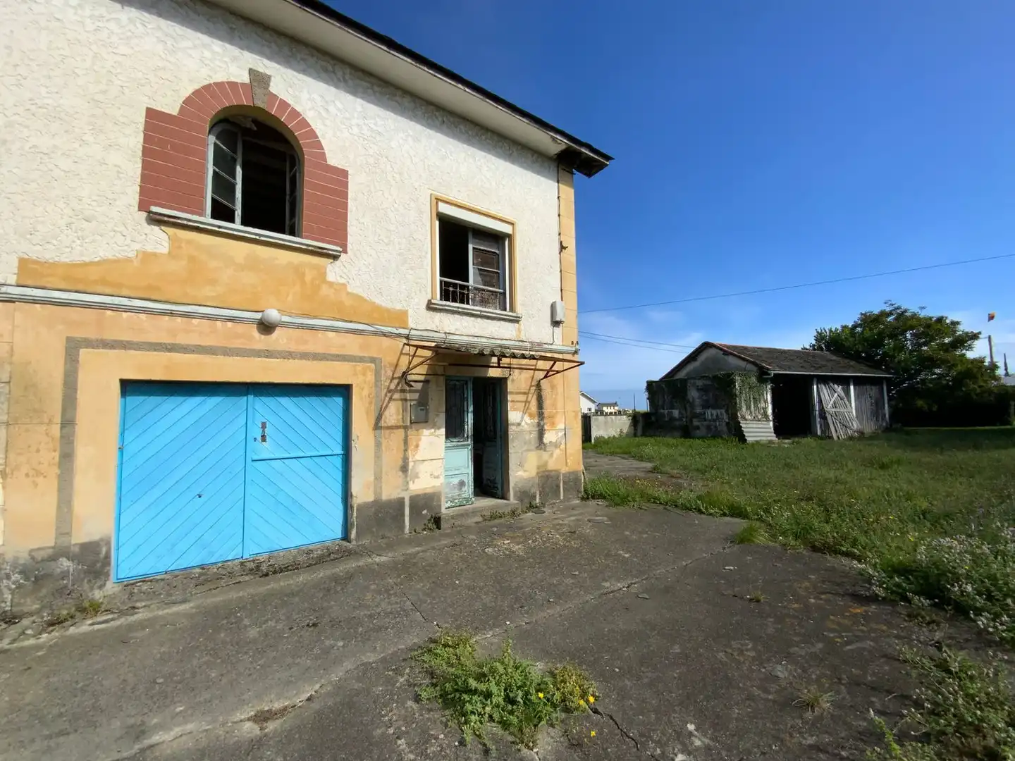 Vista exterior de Casa o xalet en venda en Valdés - Luarca amb Terrassa i Piscina