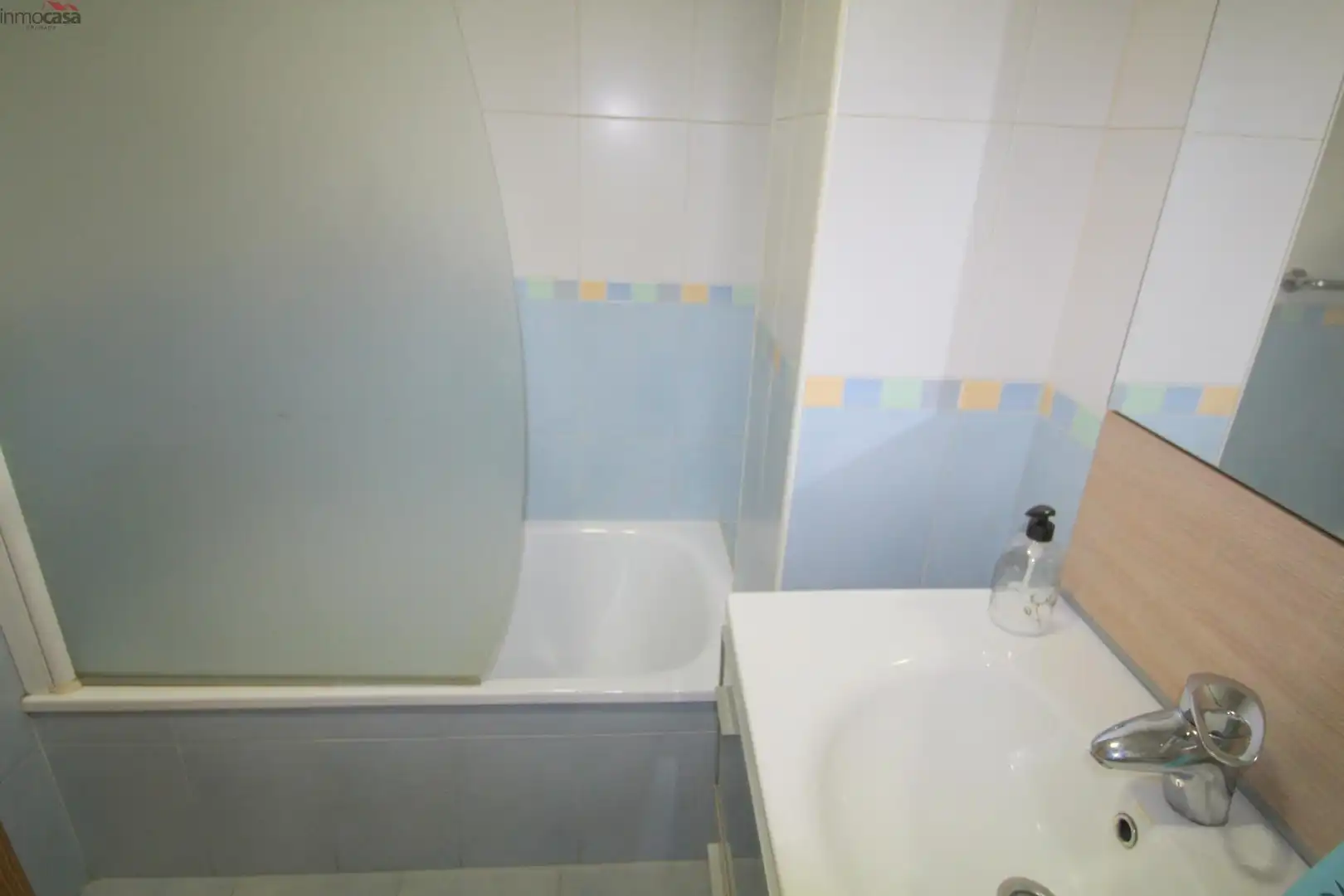 Baño de Piso de alquiler en Armilla con Aire acondicionado, Jardín privado y Amueblado