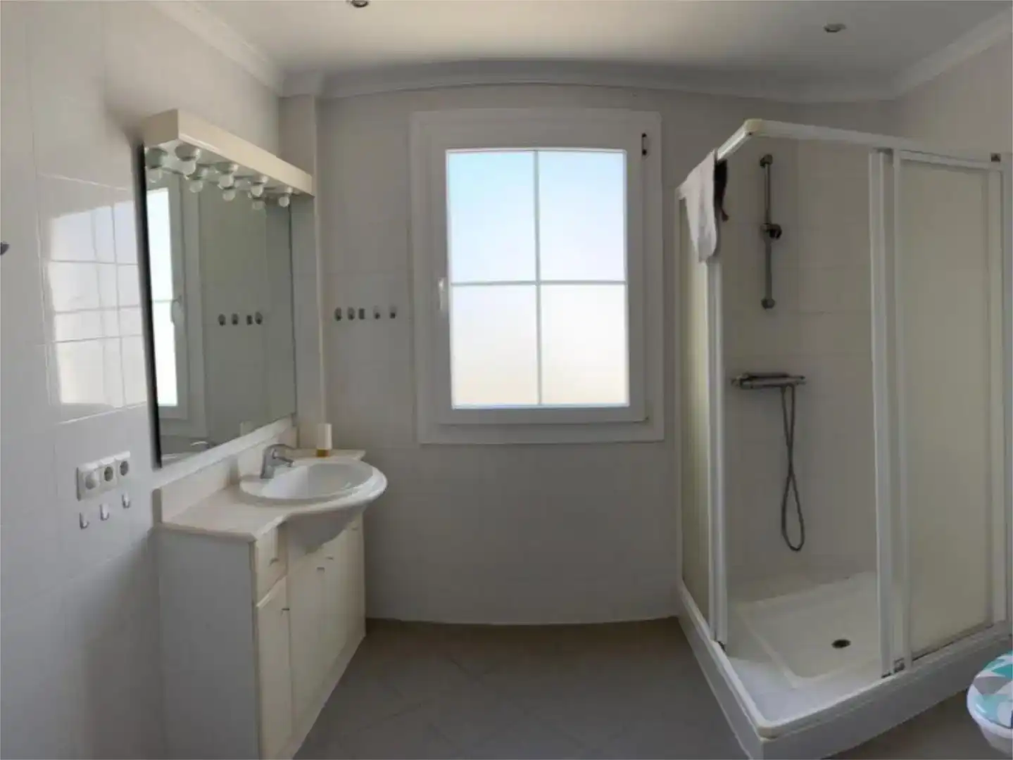 Badezimmer von Wohnung zur Miete in Estepona mit Klimaanlage, Schwimmbad und Balkon
