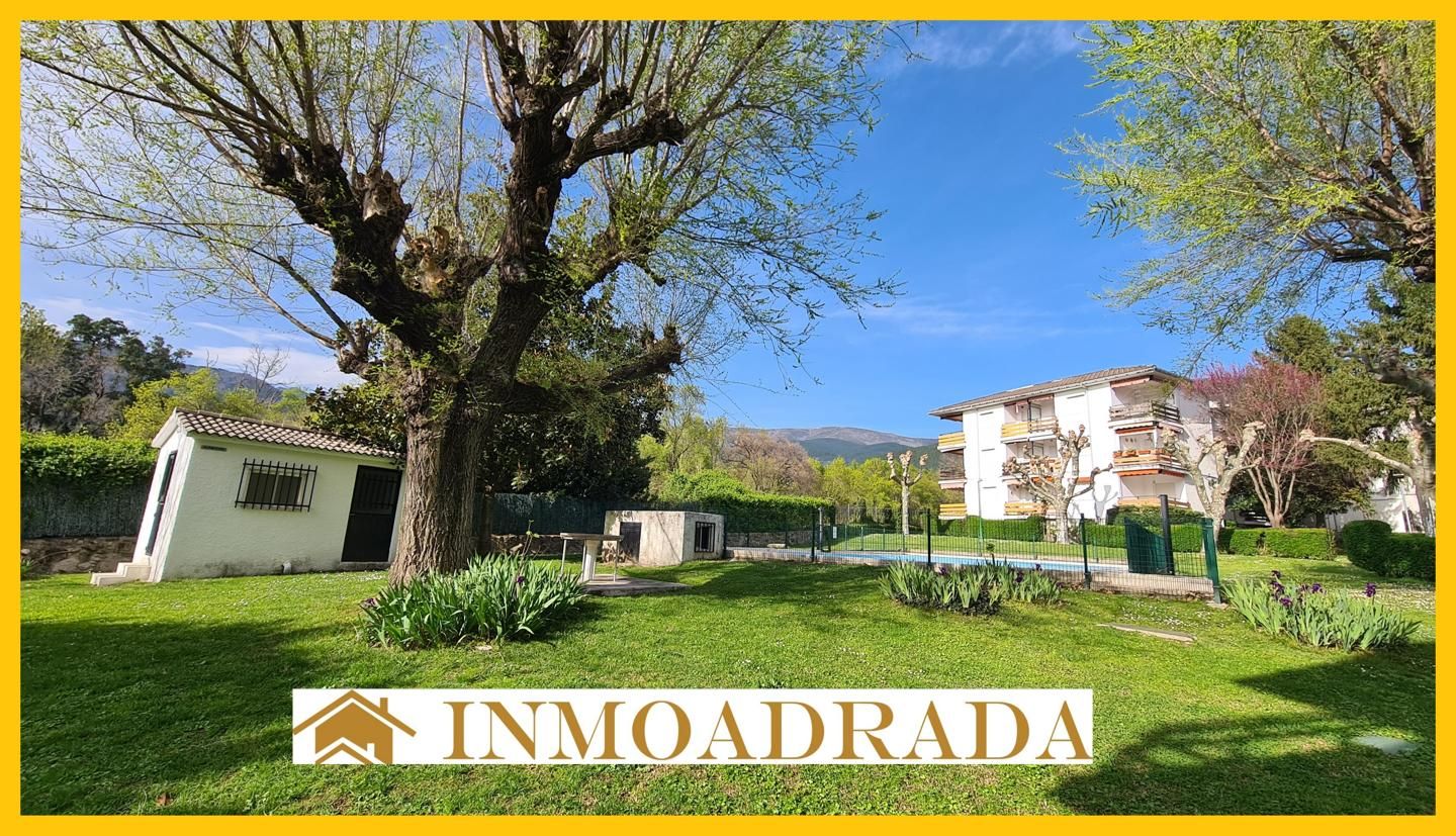 Vista exterior de Planta baja en venta en La Adrada  con Terraza, Amueblado y Piscina comunitaria