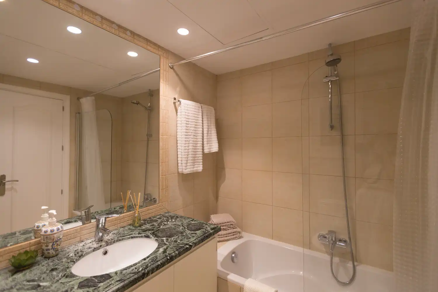 Badezimmer von Wohnungen zum Verkauf in Marbella mit Klimaanlage, Privatgarten und Terrasse