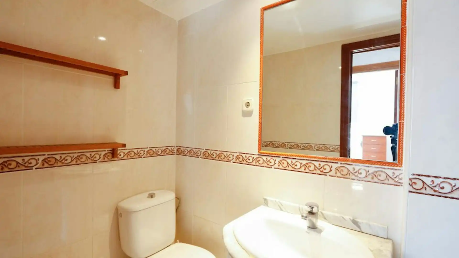 Badezimmer von Wohnung zur Miete in Madrid mit Möbliert und Waschmaschine