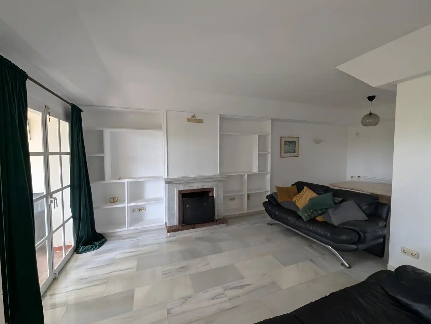 Sala d'estar de Casa adosada en venda en Estepona amb Aire condicionat, Terrassa i Piscina
