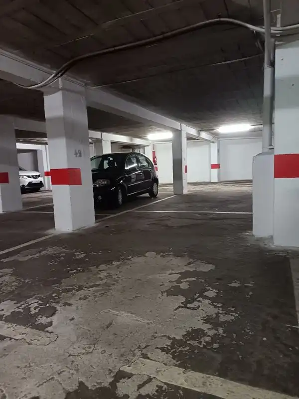Aparcament de Pis en venda en Pontevedra Capital  amb Calefacció i Parquet
