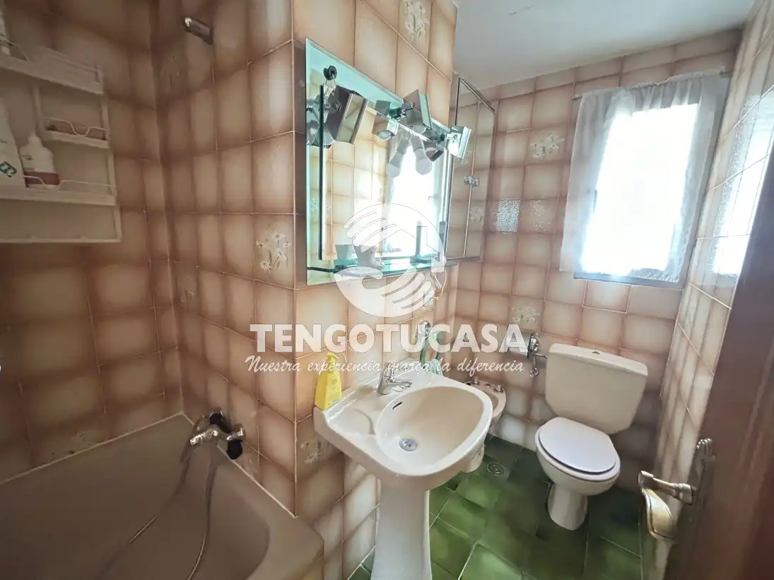 Bathroom of Flat for sale in Madrid  with Air Conditioner and Heating