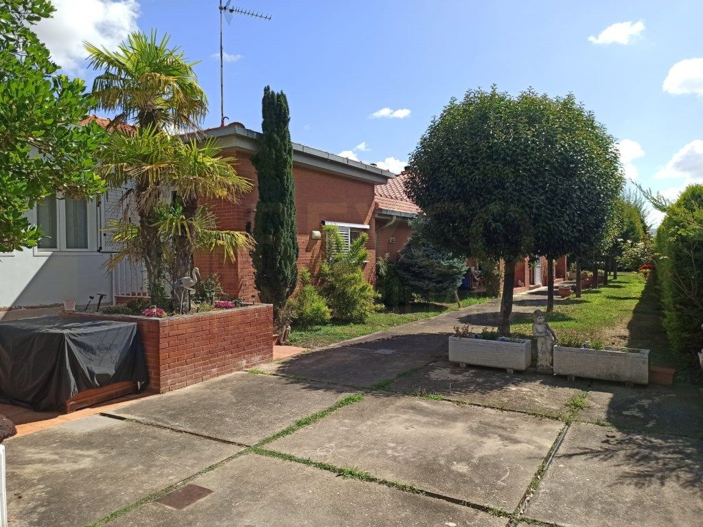 Exterior view of House or chalet for sale in Uruñuela  with Private garden and Furnished