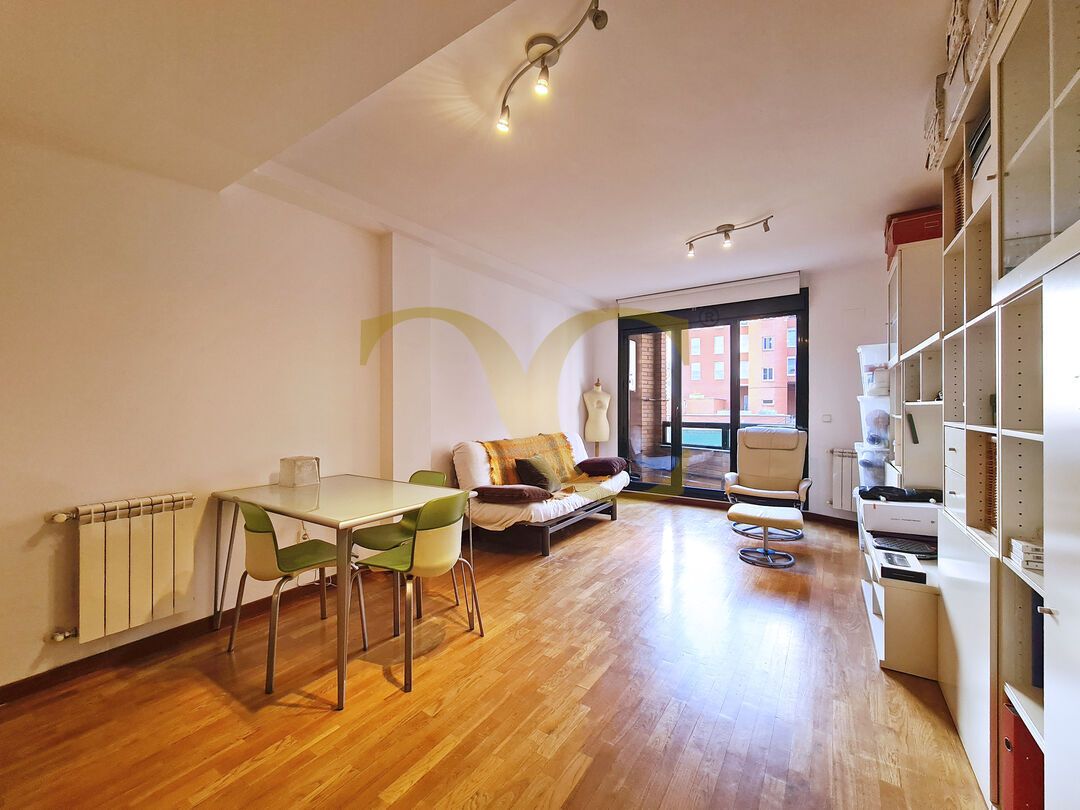 Sala d'estar de Apartament en venda en Oviedo  amb Calefacció, Terrassa i Balcó