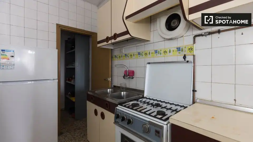 Kitchen of Flat for share in Granada  with Air Conditioner, Heating and Furnished