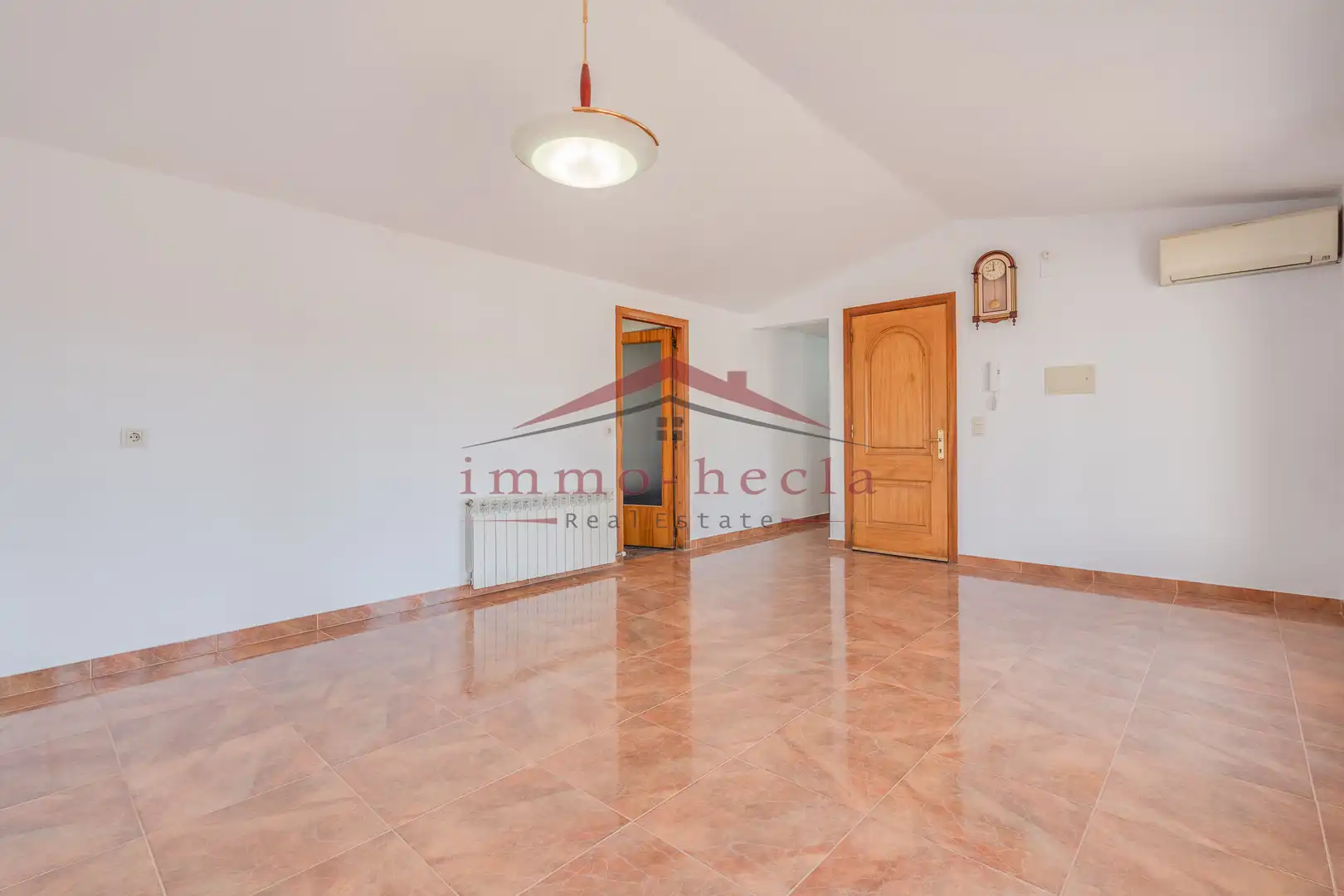 Sala d'estar de Casa adosada en venda en Vilanova del Camí amb Calefacció, Terrassa i Piscina