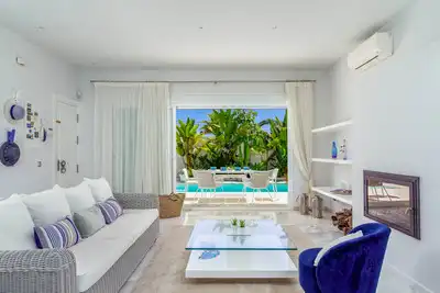 Sala d'estar de Casa o xalet en venda en Marbella amb Aire condicionat, Calefacció i Jardí privat
