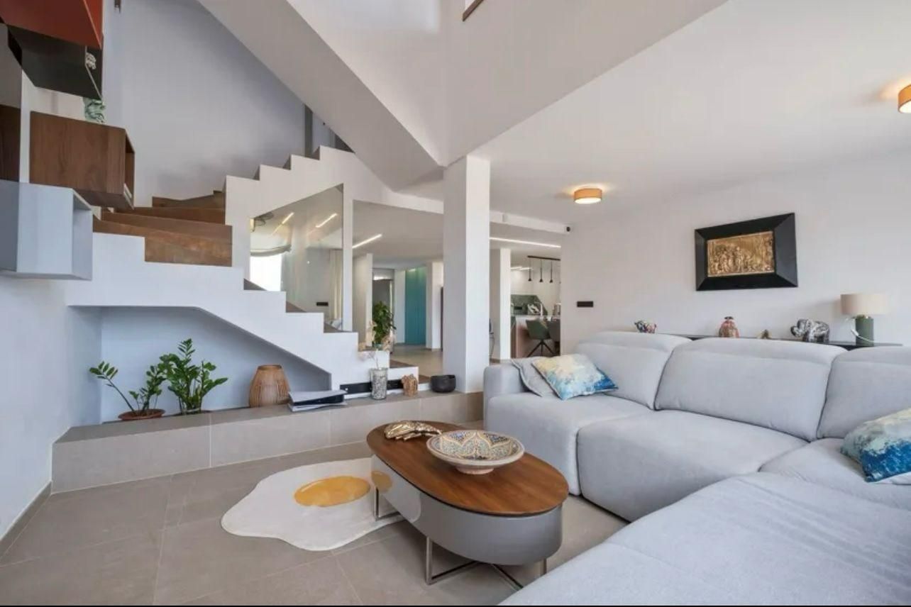 Sala d'estar de Casa adosada en venda en Alicante / Alacant amb Calefacció, Jardí privat i Terrassa