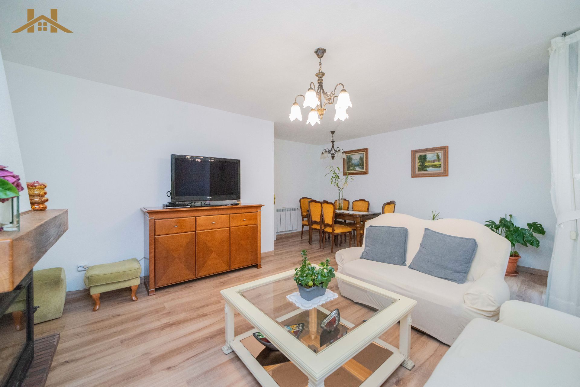 Sala d'estar de Casa adosada en venda en Alpedrete amb Jardí privat, Terrassa i Piscina comunitària