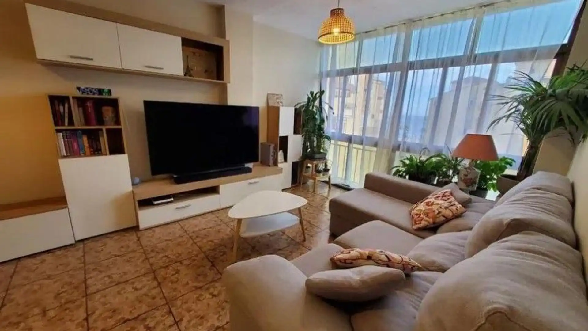 Sala d'estar de Apartament de lloguer en Rincón de la Victoria amb Piscina comunitària