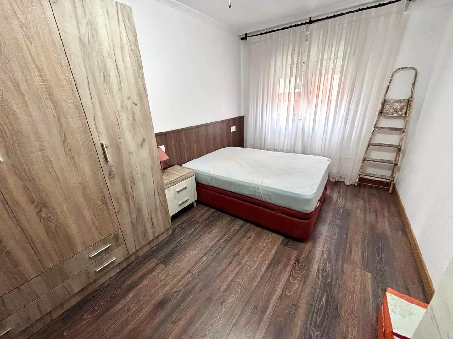 Dormitori de Pis en venda en Gijón  amb Calefacció, Parquet i Moblat