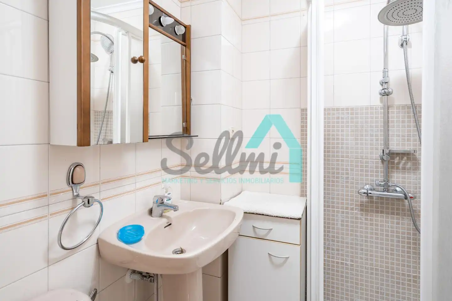 Badezimmer von Wohnung zum Verkauf in Gijón  mit Heizung und Parkett