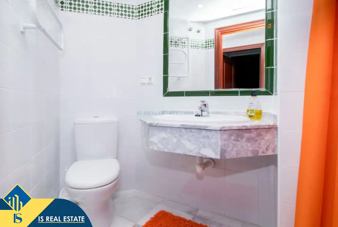 Bany de Apartament de lloguer en Torrevieja amb Aire condicionat, Calefacció i Terrassa