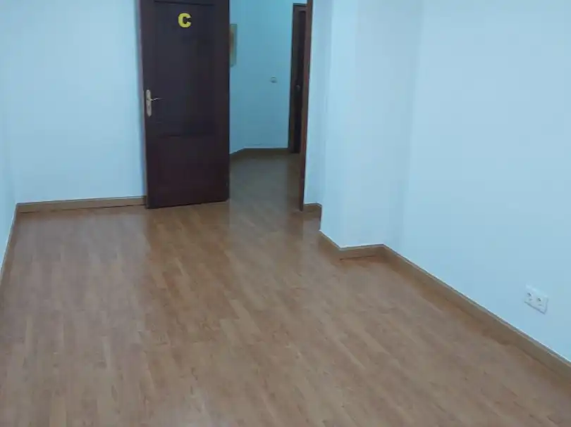 Büro zur Miete in Burgos mit Heizung, Internet und Alarm