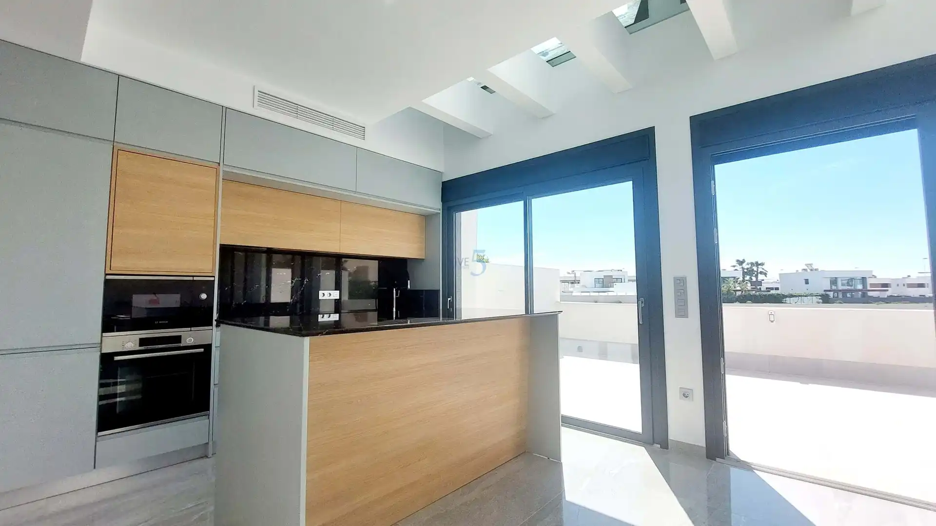 Cuina de Casa o xalet en venda en San Pedro del Pinatar amb Aire condicionat, Terrassa i Piscina