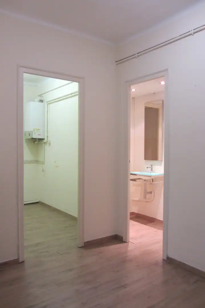 Bathroom of Office for rent in Girona  with Air Conditioner and Storage room