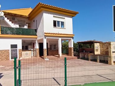 Chalet con balcón en venta en Manantiales - Lagar - Cortijo