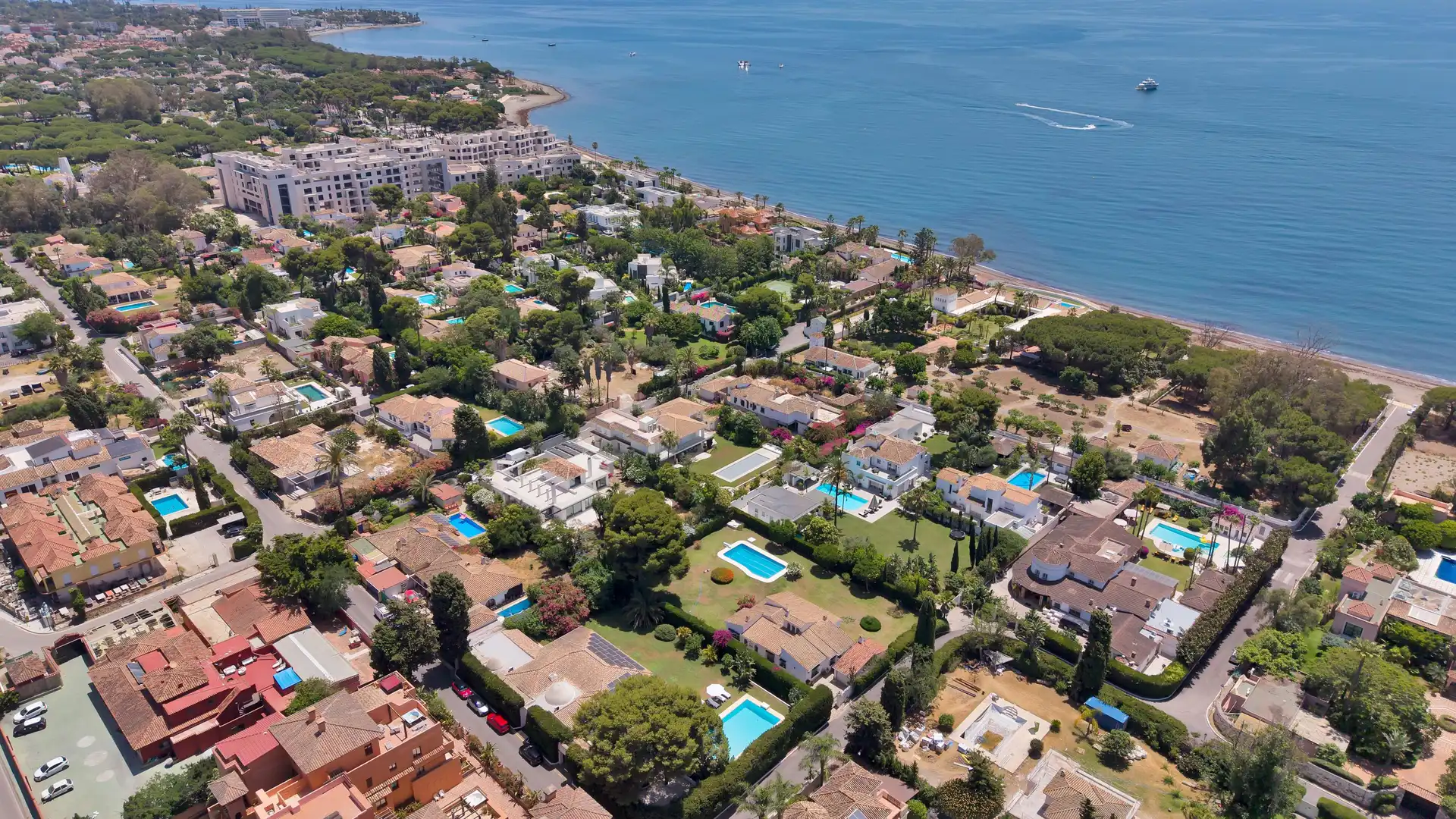 Vista exterior de Casa o xalet de lloguer en Estepona amb Aire condicionat, Calefacció i Jardí privat