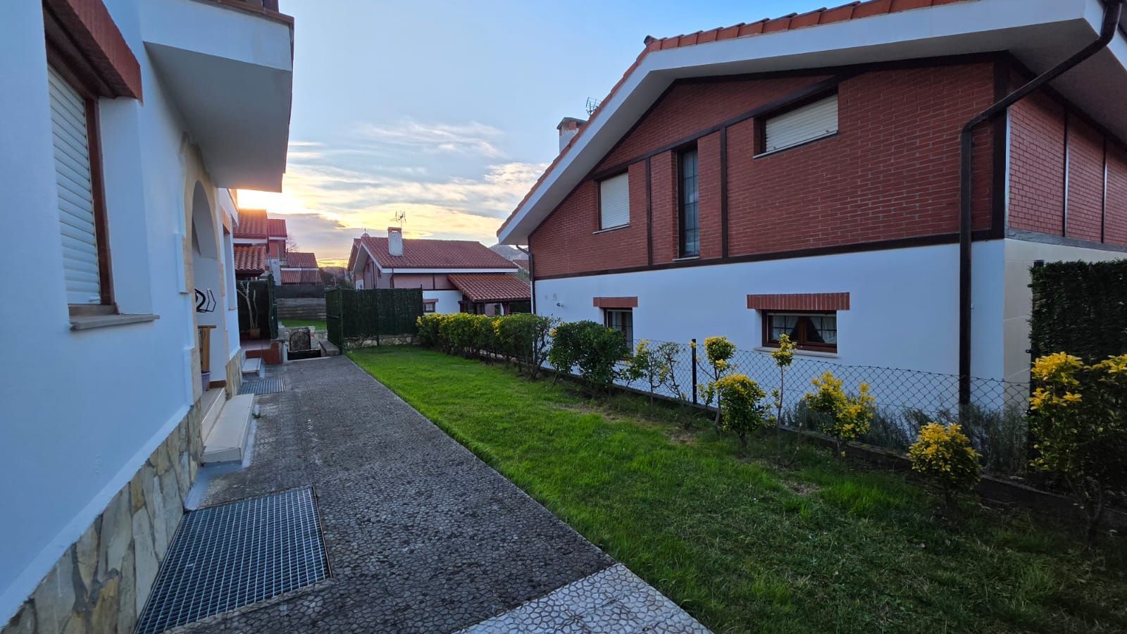 Vista exterior de Casa o xalet en venda en Castro-Urdiales amb Calefacció, Jardí privat i Terrassa