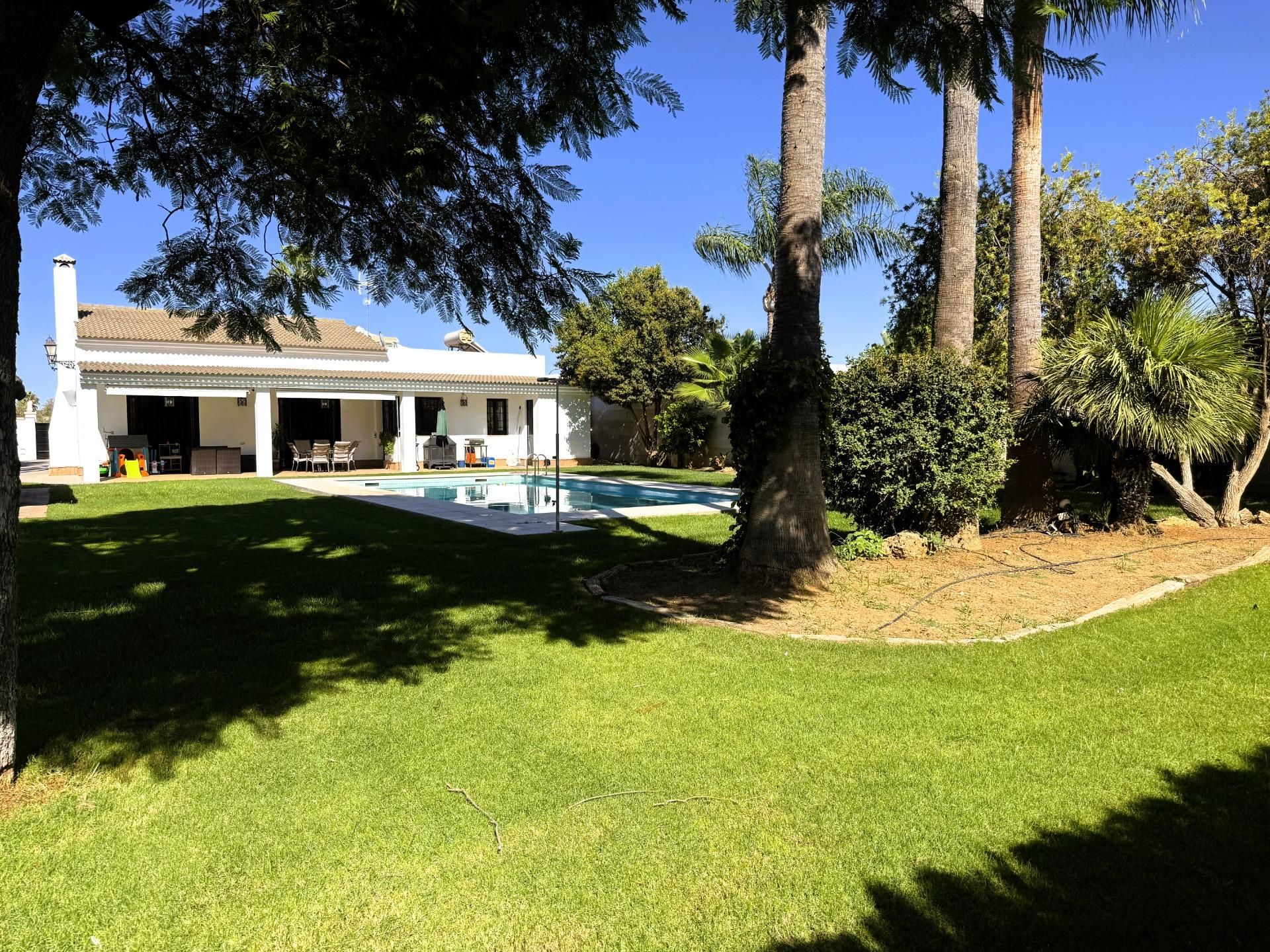 Garden of House or chalet for sale in La Rinconada  with Air Conditioner, Private garden and Swimming Pool