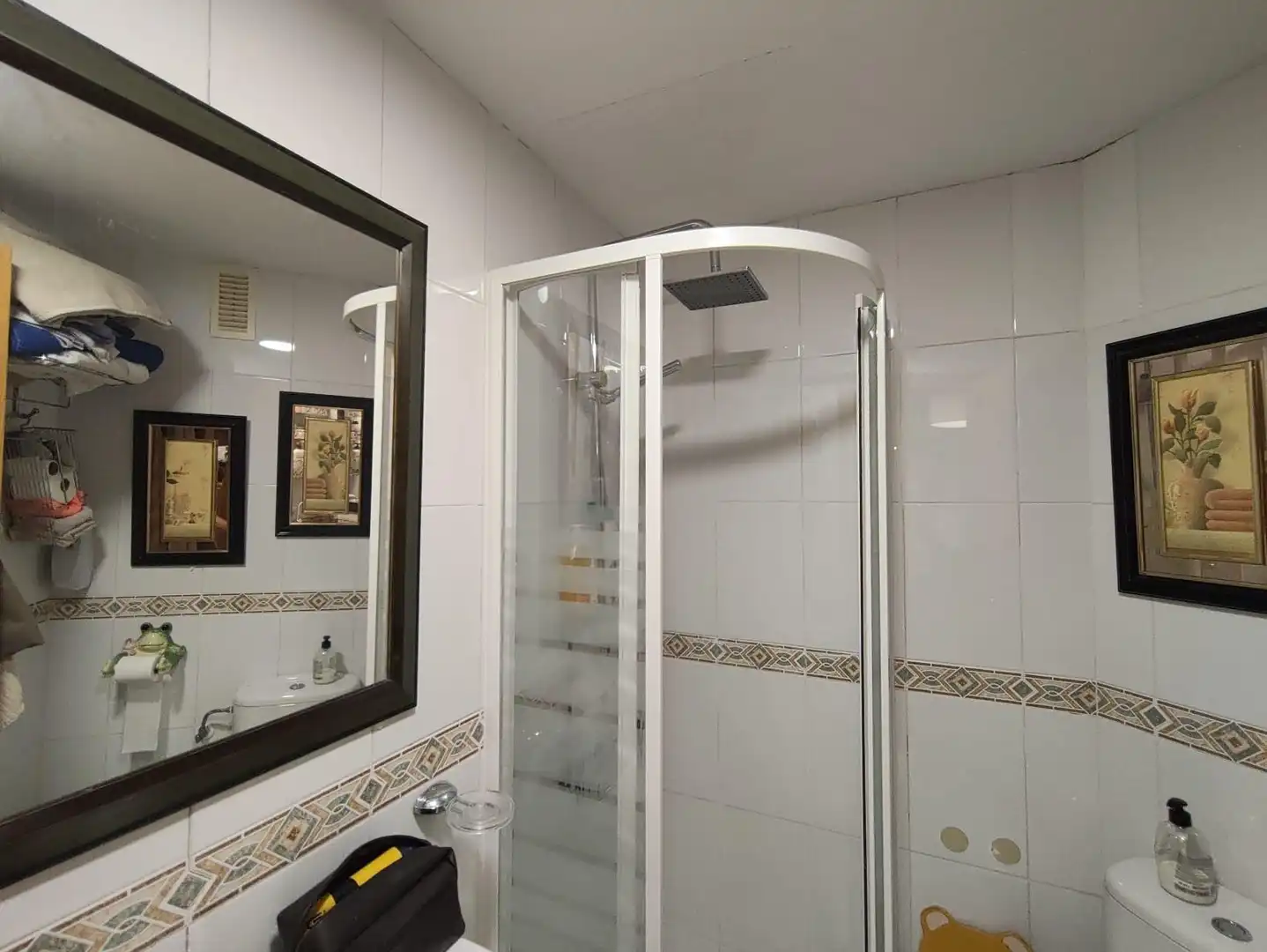 Badezimmer von Wohnungen zum Verkauf in Benidorm mit Klimaanlage, Heizung und Privatgarten