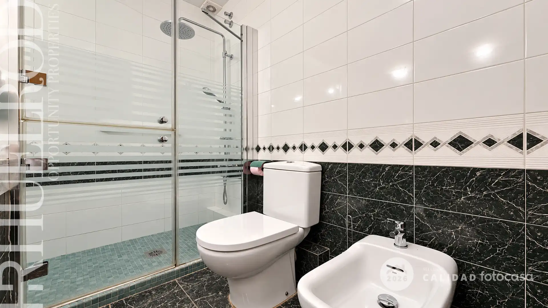 Baño de Casa adosada en venta en Cerdanyola del Vallès con Aire acondicionado, Calefacción y Jardín privado