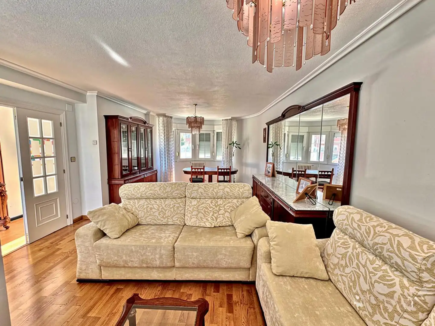 Sala de estar de Casa adosada en venta en San Andrés del Rabanedo con Calefacción, Jardín privado y Parquet