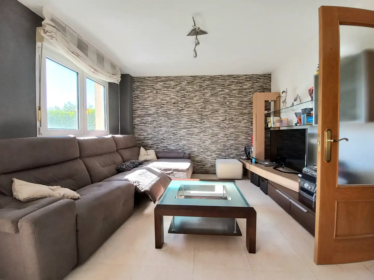Sala de estar de Casa adosada en venta en Cayuela con Calefacción, Jardín privado y Terraza