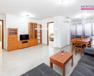 Living room of Flat to rent in  Granada Capital  with Air Conditioner, Furnished and Oven